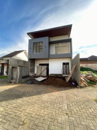 > RUMAH MODERN MINIMALIS > AKSES JALAN 8 METER > CARPORT MUAT 2 MOBIL