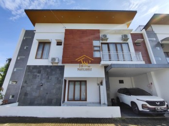 DIJUAL RUMAH CANTIK SEMI FURNISH DI MAGUWOHARJO, DEKAT UNRIYO