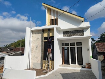 DIJUAL RUMAH CANTIK SIAP HUNI, DEKAT KAMPUS UKRIM