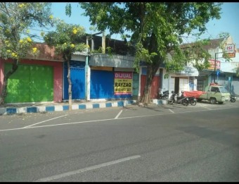 DIJUAL RUMAH DI TEPI JALAN DEKAT ALUN2 PASURUAN KOTA,JATIM