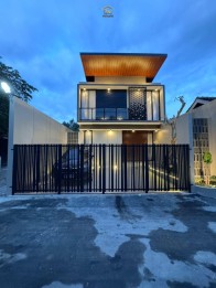 DIJUAL RUMAH MEWAH & CANTIK, FULL FURNISHED DEKAT STADION MAGUWOHARJO