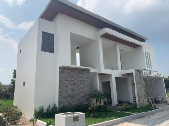 DIJUAL RUMAH MEWAH 2 LANTAI DI SLEMAN DEKAT JALAN MAGELANG