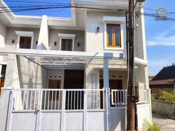 DIJUAL RUMAH MEWAH 2LT DI DEPOK SIAP HUNI DEKAT BANDARA ADI SUTJIPTO