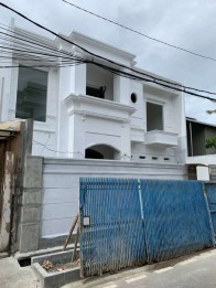 DIJUAL RUMAH MEWAH AMERICAN CLASSIC di Cempaka Putih Tengah, Jakarta Pusat