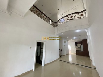 Dijual Rumah 2,5 Tingkat Komplek Cemara Hijau (Depan Taman)