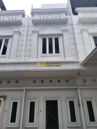 Dijual Villa 3 Tingkat di Komplek Grand Ayahanda Jalan Sendok