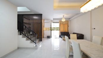 Dijual Villa 3 Tingkat di Komplek Jewel Park Jalan Starban - Polonia