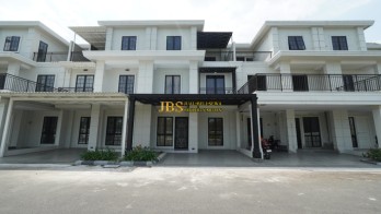 Dijual Villa di Komplek Jewel Park Jalan Starban - Polonia