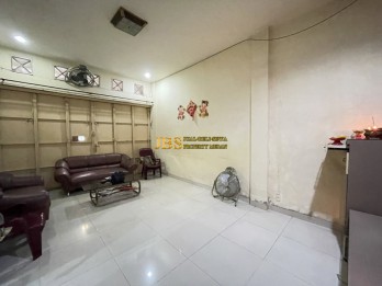 Jual Ruko Gandeng 2,5 Tingkat di Jalan KL Yos Sudarso Gg. Lorong 1