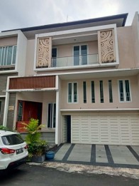 Jual Rumah Hunian Mewah Elite Aman Nyaman 2 Lantai 4 Kamar Tengah Kota Denp