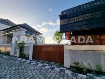 Jual Rumah Kayu Jati Konsep Villa One Gate System Halaman Luas 3 Kamar Gats