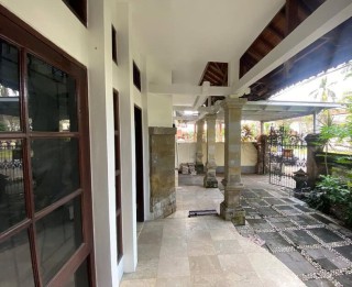 Jual Rumah Semi Furnished 2 Lantai 4+1 Kamar Puri Gading Jimbaran Kebun Car