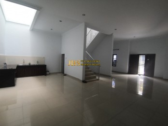 Jual Villa 2,5 Tingkat di Komplek Cemara Asri Jalan Freesia