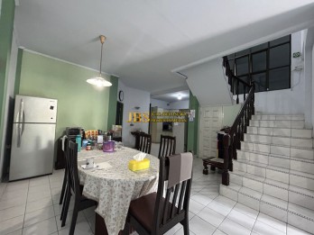 Jual Villa 2,5 Tingkat di Komplek Taman Polonia Jalan Taman Polonia 4