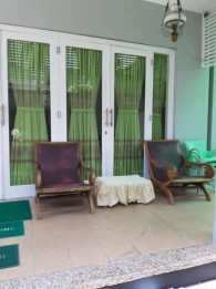 Jual Villa 4 Kamar Lokasi Strategis Dekat Wisata Kuliner Furnished Dewi Sri