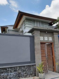 Jual Villa 4 Kamar Lokasi Strategis Dekat Wisata Kuliner Furnished Dewi Sri