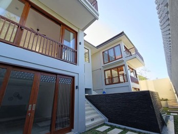 Jual Villa Mewah Full Furnished 3 Lantai 5+1 Kamar Nusa Dua Bali