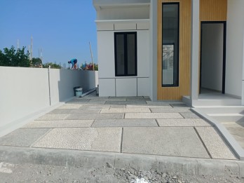 RUMAH  MODERN DENGAN TANAH LUAS DI GAMPING