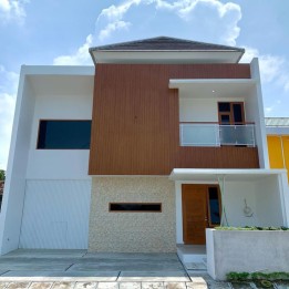 RUMAH 2 LANTAI DEKAT STADION MAGUWOHARJO DENGAN VIEW BALKON YANG CANTIK