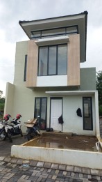 RUMAH 2 LANTAI READY UNIT LOKASI CEMOROKANDANG KOTA MALANG