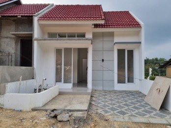 RUMAH CANTIK DENGAN FASILITAS KOLAM RENANG DI SEYEGAN, SLEMAN