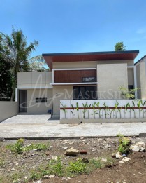 RUMAH DESAIN MODERN TANAH LUAS DI CATURHARJO SLEMAN