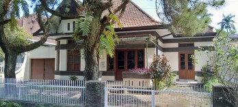 RUMAH KLASIK KOLONIAL di DAERAH GUNUNG-GUNUNG