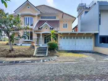 RUMAH MEWAH 2 LANTAI DI PERUMAHAN ADA KOLAM RENANG DI JAKAL KM 9