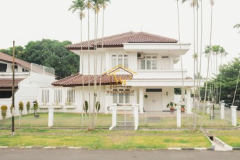 RUMAH MEWAH 2 LANTAI POSISI HOOK DI CINERE DEKAT GOLF PANGKALAN JATI