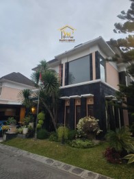 RUMAH MEWAH FULLY FURNISHED DI LOKASI PREMIUM POSISI HOOK DEKAT TUGU JOGJA