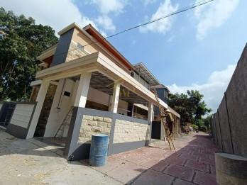 RUMAH SIAP HUNI 2 LANTAI DEKAT DENGAN JALAN KALIURANG