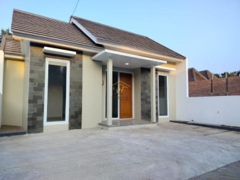 RUMAH SIAP HUNI CARPORT LEBAR DI KALASAN SLEMAN