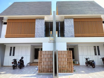 RUMAH SUDAH SIAP HUNI 2 LANTAI DESAIN MODERN DI MAGUWOHARJO, SLEMAN