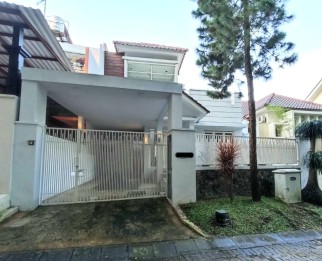 Rumah 2 Lantai Dilengkapi Private Swimming Pool Villa Puncak Tidar
