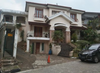 Rumah Mewah 2 Lantai di Komplek Alamanda Dago Bandung