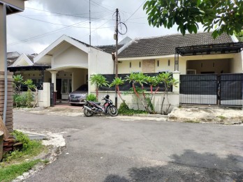 Rumah besar dan luas di perumahan bukit permai jember