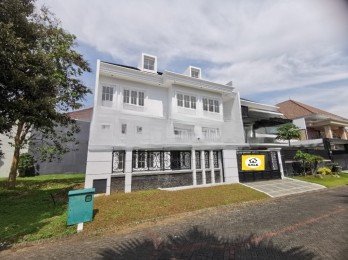 Rumah modern minimalis di Villa Golf Boulevard Araya