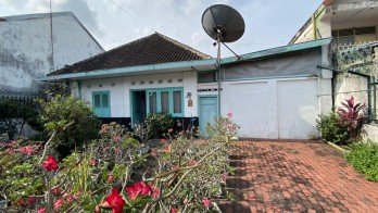 Rumah vintage terawat di tengah kota sekitar Ijen gunung-gunung