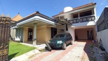 Sewa Rumah Hadap Utara 2 Lantai 4+1 Kamar Garasi Halaman Luas Renon