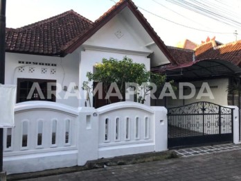 Sewa Rumah Kosongan Hadap Selatan 2 Kamar Taman Carport Bali Arum Jimbaran