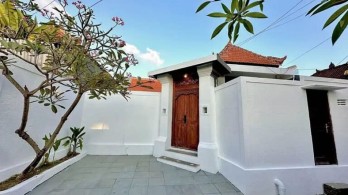 Sewa Villa Full Furnished Hadap Selatan 2 Kamar Seminyak Badung